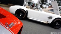 Mobil-mobil lawas tersebut selain dipajang juga sempat dipakai oleh para riders dan miss Supercars untuk parade keliling arena sirkuit.