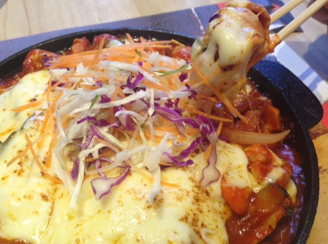 Mau Coba Makanan Korea yang Dipadu dengan Lelehan Keju? Datang Saja Ke Restoran Ini