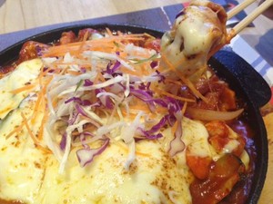 Mau Coba Makanan Korea yang Dipadu dengan Lelehan Keju? Datang Saja Ke Restoran Ini