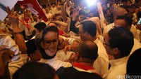 Anies-Sandiaga di tengah pendukungnya.