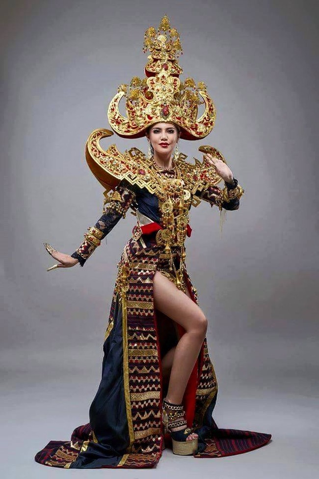 Ariska Putri Pertiwi berhasil membawa pulang dua kemenangan di Miss Grand International 2016. Selain menjadi juara, ia juga membawa pulang penghargaan sebagai Kostum Nasional Terbaik. Kostum bertema Royal Sigokh ini terinspirasi dari pakain adat pengantin wanita khas Lampung. Tampak mewah dengan pemakaian benang emas hampir di seluruh bagian busananya. Foto: Dok. Puteri Indonesia, Miss Grand International