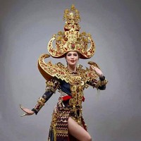 Ariska Putri Pertiwi berhasil membawa pulang dua kemenangan di Miss Grand International 2016. Selain menjadi juara, ia juga membawa pulang penghargaan sebagai Kostum Nasional Terbaik. Kostum bertema Royal Sigokh ini terinspirasi dari pakain adat pengantin wanita khas Lampung. Tampak mewah dengan pemakaian benang emas hampir di seluruh bagian busananya. Foto: Dok. Puteri Indonesia, Miss Grand International
