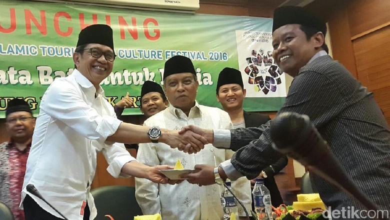 Foto: Launching Batu IIT 2016 di kantor PBNU bersama Ketua PBNU Said Aqil Siradj (Muhammad Aminudin/detikTravel) Foto: Launching Batu IIT 2016 di kantor PBNU bersama Ketua PBNU Said Aqil Siradj (Muhammad Aminudin/detikTravel)