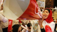 Gaya seorang pendukung Anies-Sandiaga memberi semangat.