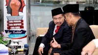 Kepala PPATK Kiagus Ahmad Badaruddin (kiri) berdiskusi dengan Kepala PPATK yang lama, M Yusuf.