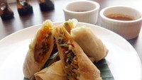 Lumpia bebek yang renyah ini berisi dengan aneka sayuran. Dicocol dengan sambal kacang dan kecombrang. Pedas gurih!