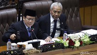 Rapat paripurna tersebut dipimpin oleh Wakil Ketua DPR Taufik Kurniawan dan didampingi  Wakil Ketua DPR Agus Hermanto.