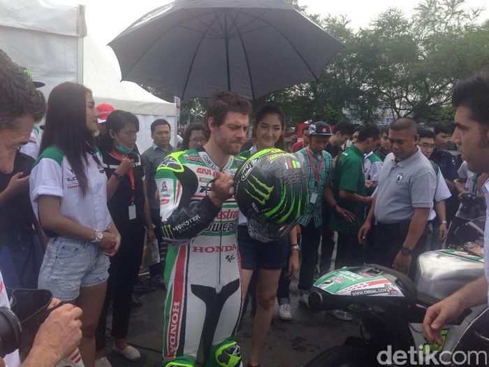 Cal Crutchlow Cal Crutchlow di acara meet and greet yang digelar oleh Castrol.