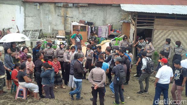  Penertiban rumah yang berada di pinggiran rel di Jalan Timah, Medan, Sumut, Rabu (26/10/2016)