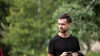 Tercatat Co-Founder dan CEO Twitter Twitter & Square Jack Dorsey keluar sekolah dua kali. Pertama kali mendaftarkan diri di Universitas Missouri Rolla, kemudian pindah ke NYU dua tahun kemudian. Di NYU, ide melahirkan Twitter tercipta, ia pun tak melanjutkan pendidikan tingginya itu dan fokus mengembangkan perusahaan teknologi. Foto: GettyImages/Drew Angerer/