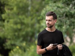 Lebih Parah dari Nadiem, Bos Teknologi Kaosan di Acara Resmi