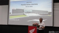 Presiden AP Honda Thailand Mizutani menyambut para peserta yang akan mengikuti Honda Asian Journey. Foto: PT Astra Honda Motor