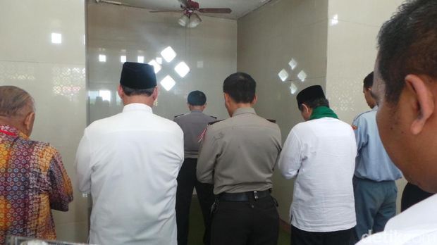 Cagub Banten Wahidin Halim dan cawagub Embay Mulya Syarief saat salat bersama, Rabu (26/10/2016)