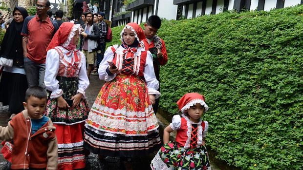 Berfoto dengan baju khas Belanda (Ari Saputra/detikTravel)