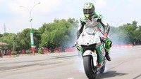 Setelah sampai, Crutchlow sempat melakukan atraksi. Dia melakukan burn out, hingga membuat parkir barat JI Expo dipenuhi oleh asap putih. Dok, LCR Honda Team.