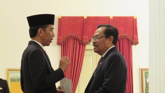 Jaksa Agung Berbincang Serius dengan Jokowi dan JK