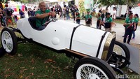 Mobil touring jadul Overland milik Graham Crittenden terparkir di sekitar sirkuit Surfers Paradise di Gold Coast, Queensland, Australia.