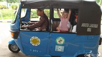 Ada pula yang terlihat sangat gembira saat naik bajaj.