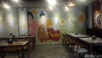 Holyduck yang berada di Pantai Indah Kapuk bisa jadi pilihan makan bebek enak. Suasana yang nyaman dengan lukisan mural wanita Indonesia dan lampu gantung berutup anyaman bambu.