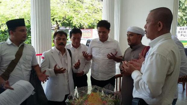 Habiburokhman Cs Bawa Tumpeng ke Balai Kota: Semoga Ahok Cuti Selamanya