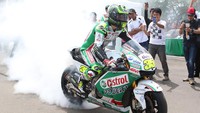 Start dari parkir barat kompleks Jakarta International Expo, Rabu (26/10/2016) pagi, Crutchlow menunggangi motor Honda tunggangannya musim lalu dan melintasi Jalan Benyamin Sueb, lalu kembali lagi ke JI Expo. Dok, LCR Honda Team.