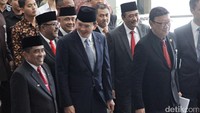 (Kiri ke kanan) Dirjen Otda Kemendagri Soni Sumarsono, Gubernur Banten Rano Karno, Gubernur DKI Jakarta Basuki Tjahaja Purnama (Ahok), Wakil Gubernur DKI Jakarta Djarot Saiful Hidayat, Menteri Dalam Negeri Tjahjo Kumolo saat tiba di Kantor Kemendagri, Jl Medan Merdeka Utara, Jakarta, Rabu (26/10/2016).