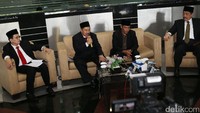 Kepala PPATK Kiagus Ahmad Badaruddin (kiri) memaparkan kesiapannya memimpin lembaga yang bergerak di bidang keuangan tersebut.