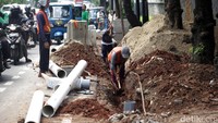 Pengerjaaan ini membuat arus lalu lintas tersendat.
