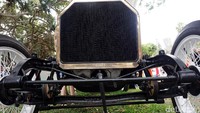 Stater mobil itu masih menggunakan engkol tangan.
