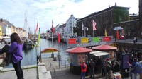 Bagi pengunjung yang ingin menikmati arsitektur bangunan di Kopenhagen bisa melakukan trip dengan menyewa boat yang disediakan. Silakan menyusuri pelabuhannya yang didesain seperti kanal-kanal (Erwin/detikTravel)