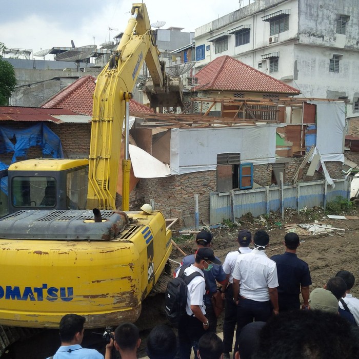 Penertiban Rumah Pinggir Rel KA di Medan Ricuh, Warga Melawan Lempar Batu