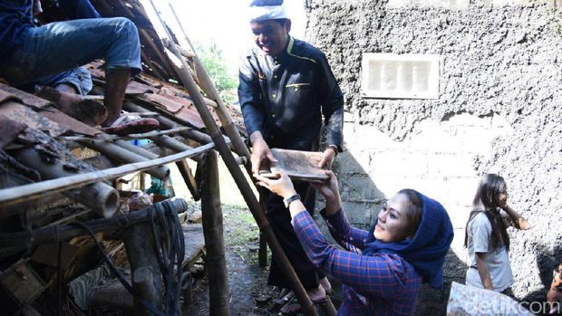 Berkah Kuncen Abah Tarmedi, Gubuk Reyotnya Diperbaiki karena Aduan Warga