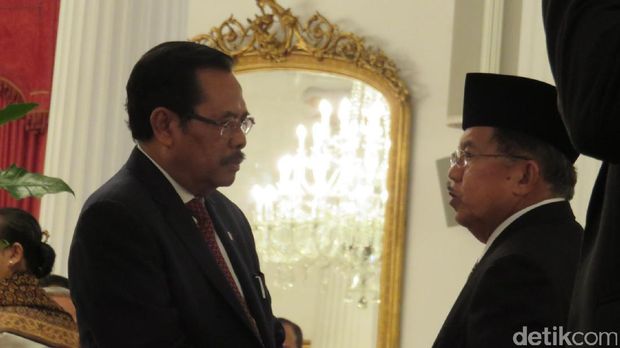 Wakil Presiden Jusuf Kalla berbicara dengan Jaksa Agung M Prasetyo