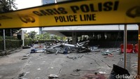 Gondola itu jatuh sekitar pukul 11.15 WIB. Agus Heryadi, operator gondola tewas.