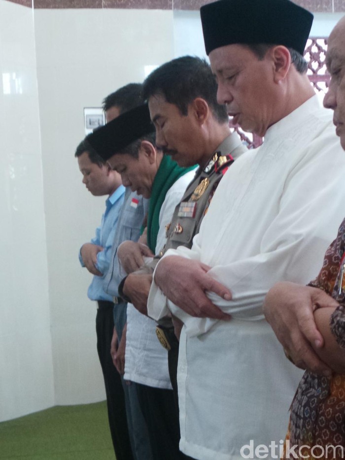 Saat Wahidin Halim dan Embay Mulya Saling Tunjuk Jadi Imam Salat