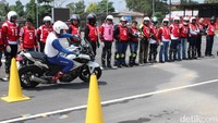 Peserta memperhatikan instruktur memperagakan teknik berkendara yang aman. Foto: PT Astra Honda Motor