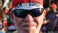 Seorang pendukung Ahok-Djarot di luar sidang hall D JIExpo Kemayoran.