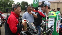 Crutchlow juga melakoni meet and greet di JI Expo Kemayoran. Ia mengaku menikmati kunjungannya ke Jakarta kali ini. Saya senang bisa bertemu penggemar di sini. Semalam sudah ada acara, kami menikmati itu. Soal kemenangan di Australia, itu merupakan hasil kerja keras seluruh tim,  kata Crutchlow. Dok, LCR Honda Team.