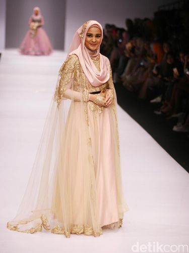 Cantiknya 6 Selebriti Indonesia Pakai Gaun Pengantin Muslim