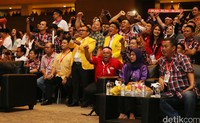 Pendukung Ahok-Djarot dari partai pendukung memberi semangat.