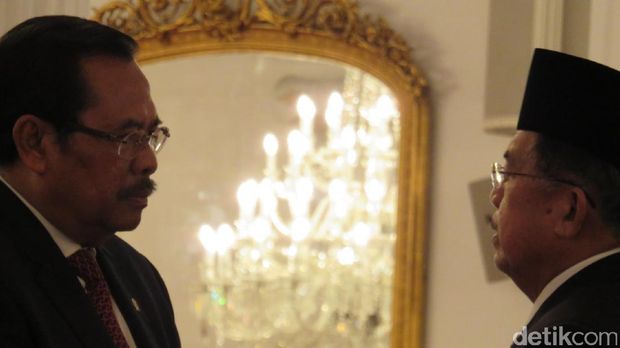  Wakil Presiden Jusuf Kalla berbicara dengan Jaksa Agung M Prasetyo