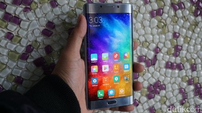 Lengkungan Layar Mi Note 2 yang Mirip S7 Edge