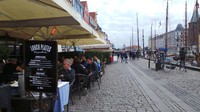 Bila tak ingin naik boat, menikmati santap siang atau sekadar minum kopi di sejumlah cafe dan restoran yang berada di pinggir kanal. Pengunjung juga bisa berfoto dengan latar kanal dan bangunan artistik di Nyhavn (Erwin/detikTravel)