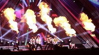 SF9 tampil energik dengan membawakan lagu Fanfare yang ditambahkan efek semburan api di atas panggung.