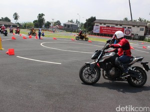 Biar Aman Saat Naik Motor, Minimal Pakai Perlengkapan Ini