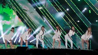 Gerakan seksi dari para personil Apink saat menampilkan lagu Only One dan L.U.V.