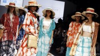 Sejumlah model memamerkan busana di hadapan pengunjung Jakarta Fashion Show.