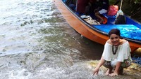 Wisatawan bisa bermain air di Air Terjun Arawai. Selain dingin dan segar, Air Terjun Arawai bisa langsung diminum karena sumbernya dari mata air pegunungan. Jadi traveler tidak perlu takut (Wahyu/detikTravel)