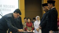 Tjahjo Kumolo menandatangani surat pelantikan.