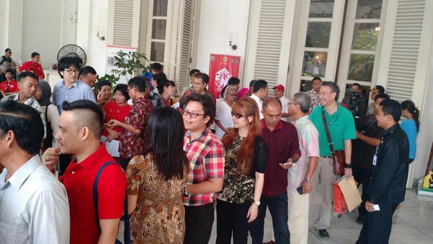 Puluhan Orang Antre Foto Bersama Ahok di Hari Terakhir Sebelum Cuti